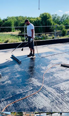 Technicien SAEZ Étanchéité en train de réaliser des travaux d'étanchéité sur une toiture terrasse à Sélestat
